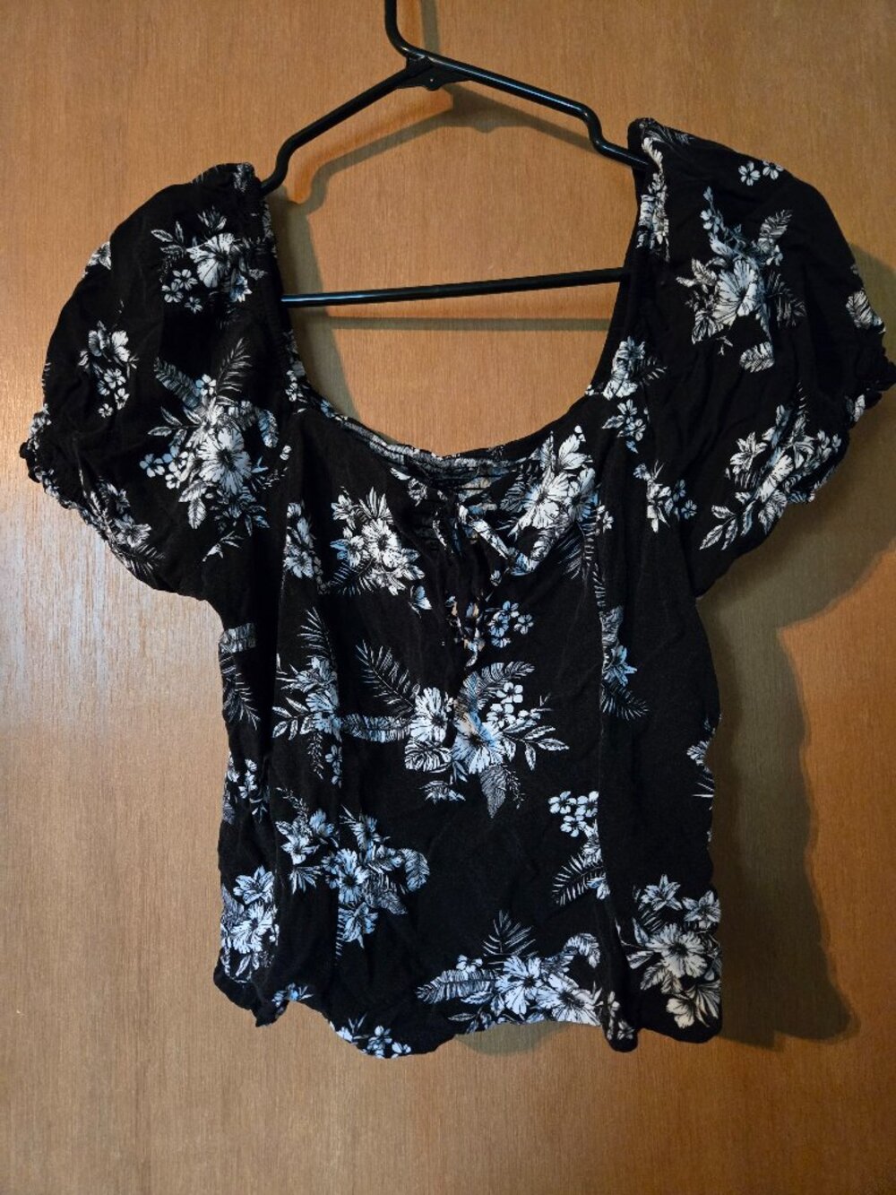 Suzy Shier Black White Floral Smocked Crop Top Size S Small